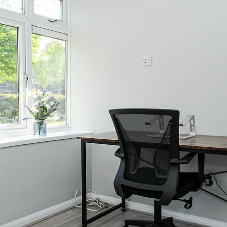 Greater London, 1 Bed London Flat, Parking, Nr Metro Stations, 15Mins To London Apartment Exterior photo