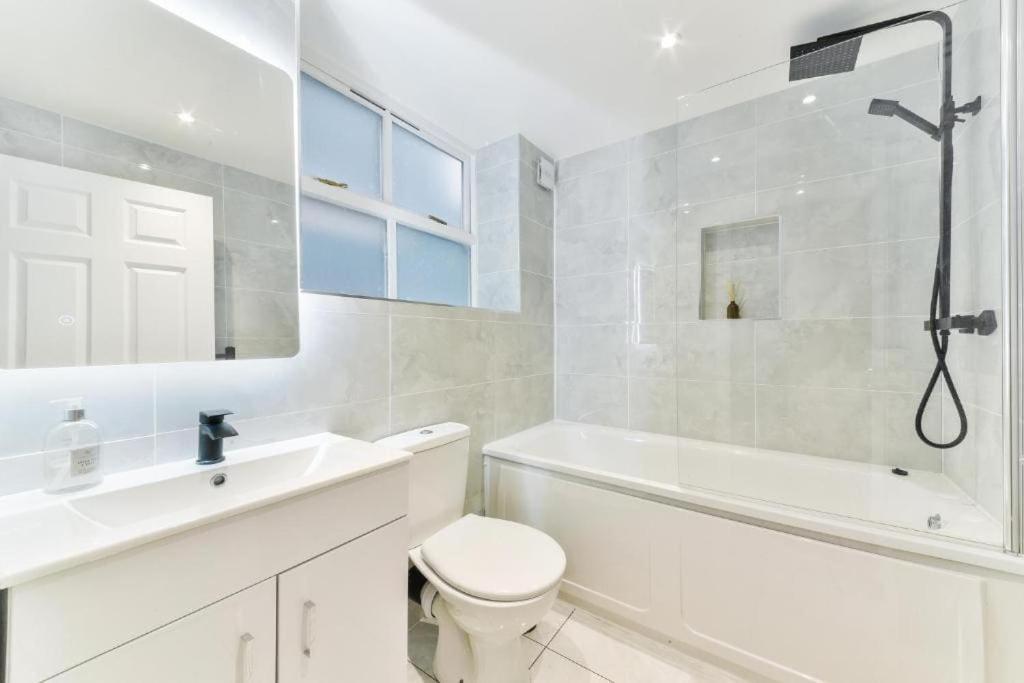 Greater London, 1 Bed London Flat, Parking, Nr Metro Stations, 15Mins To London Apartment Exterior photo