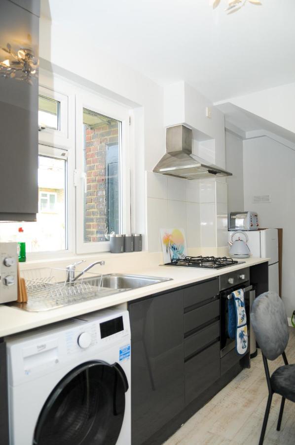 Greater London, 1 Bed London Flat, Parking, Nr Metro Stations, 15Mins To London Apartment Exterior photo