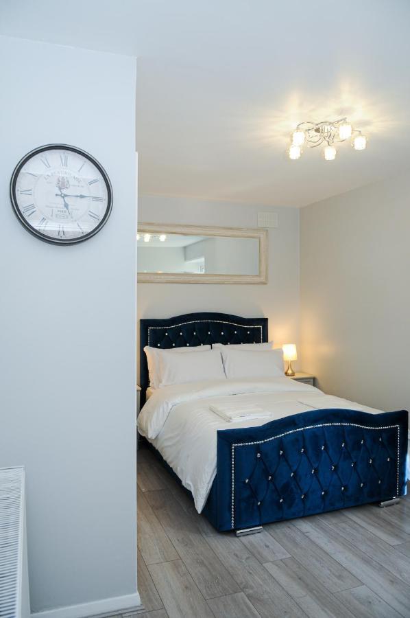 Greater London, 1 Bed London Flat, Parking, Nr Metro Stations, 15Mins To London Apartment Exterior photo