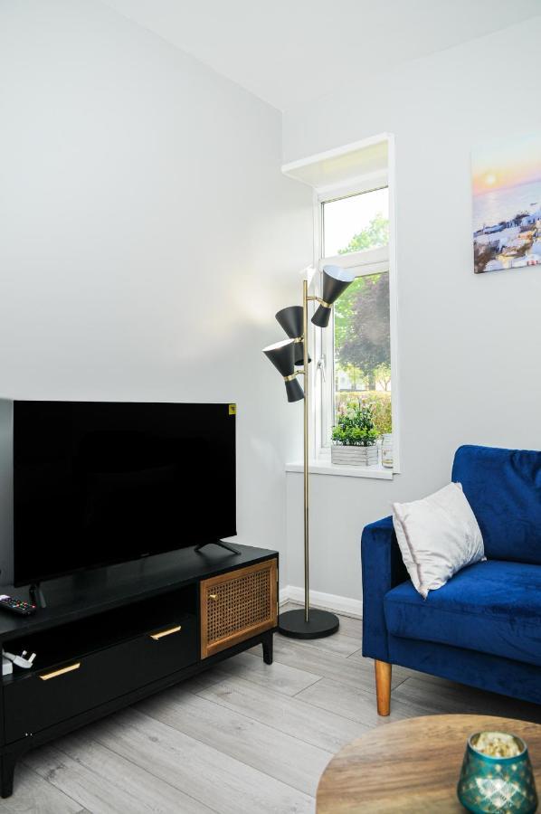 Greater London, 1 Bed London Flat, Parking, Nr Metro Stations, 15Mins To London Apartment Exterior photo