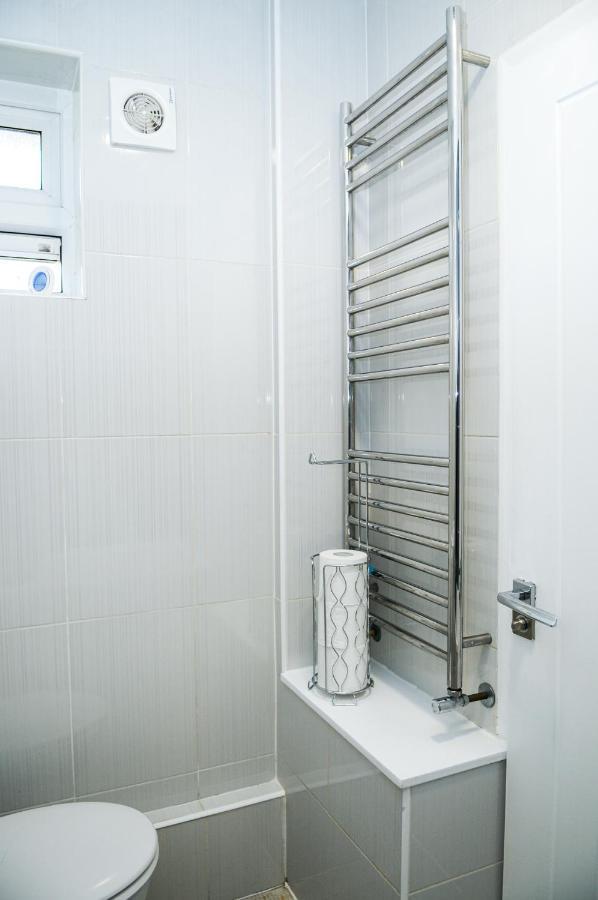 Greater London, 1 Bed London Flat, Parking, Nr Metro Stations, 15Mins To London Apartment Exterior photo