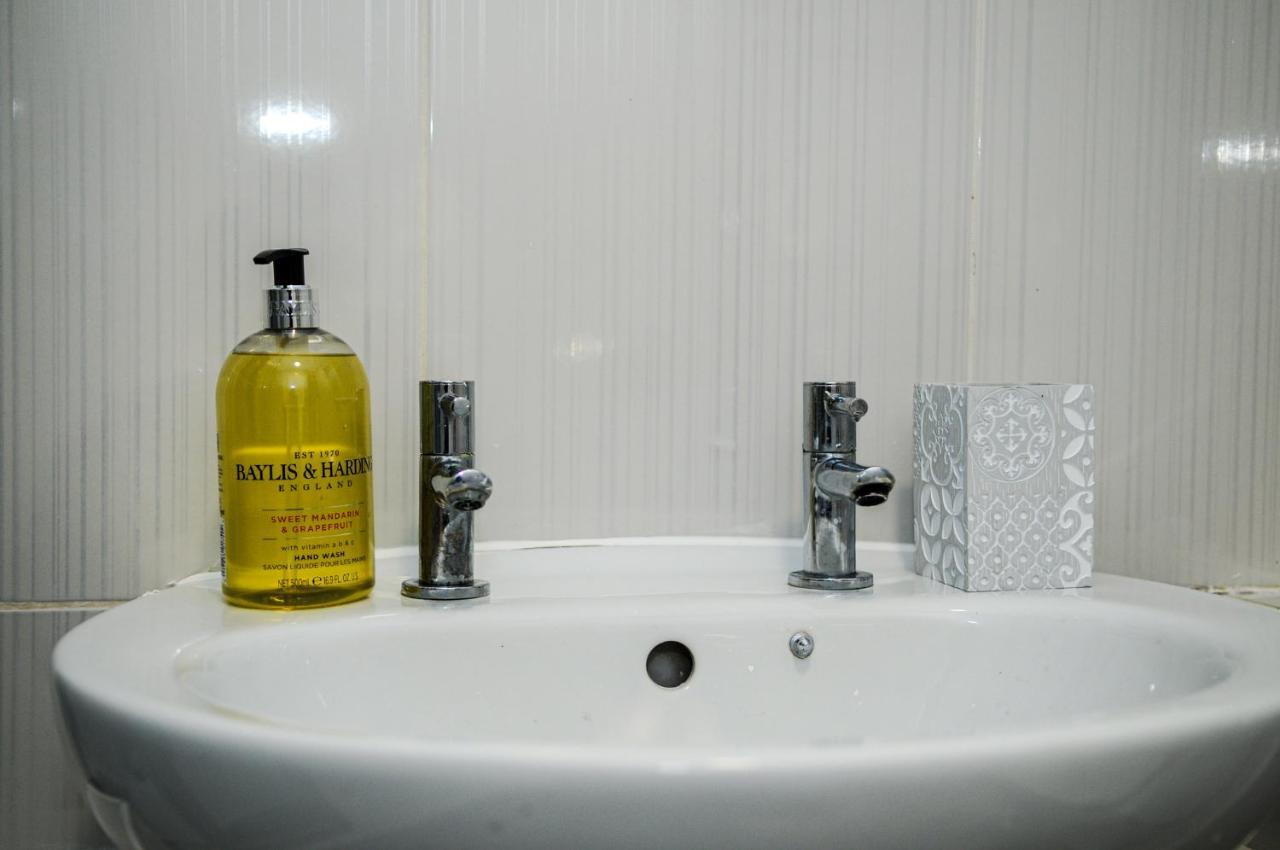 Greater London, 1 Bed London Flat, Parking, Nr Metro Stations, 15Mins To London Apartment Exterior photo