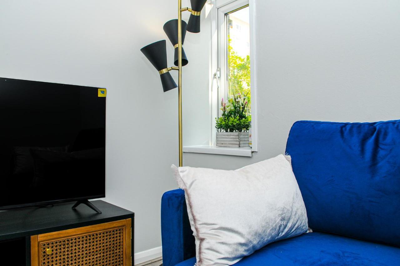 Greater London, 1 Bed London Flat, Parking, Nr Metro Stations, 15Mins To London Apartment Exterior photo