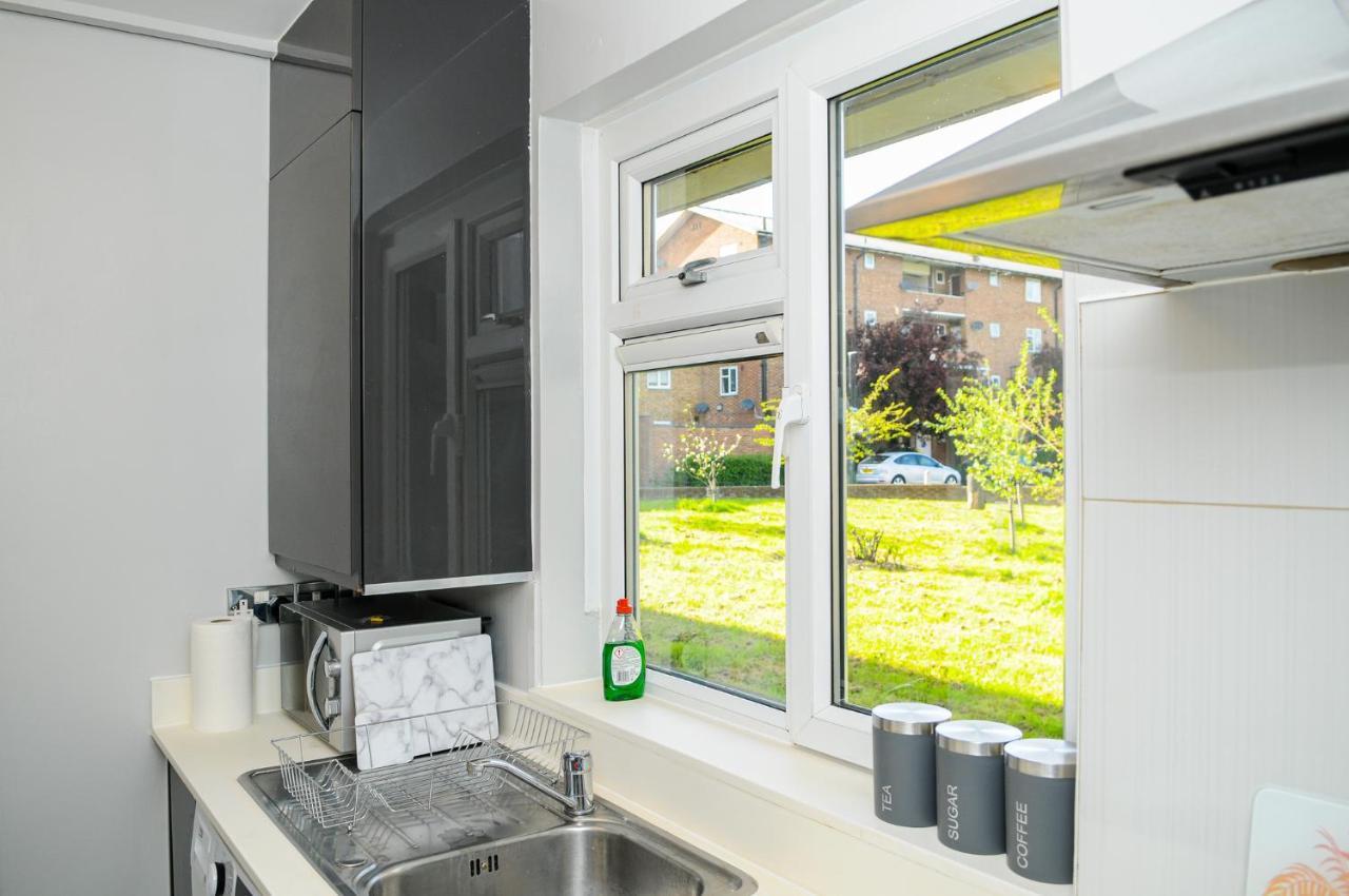 Greater London, 1 Bed London Flat, Parking, Nr Metro Stations, 15Mins To London Apartment Exterior photo