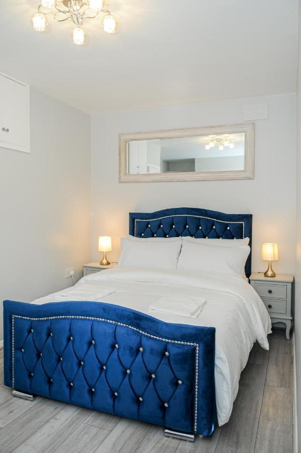 Greater London, 1 Bed London Flat, Parking, Nr Metro Stations, 15Mins To London Apartment Exterior photo