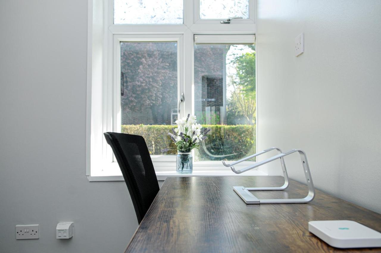 Greater London, 1 Bed London Flat, Parking, Nr Metro Stations, 15Mins To London Apartment Exterior photo