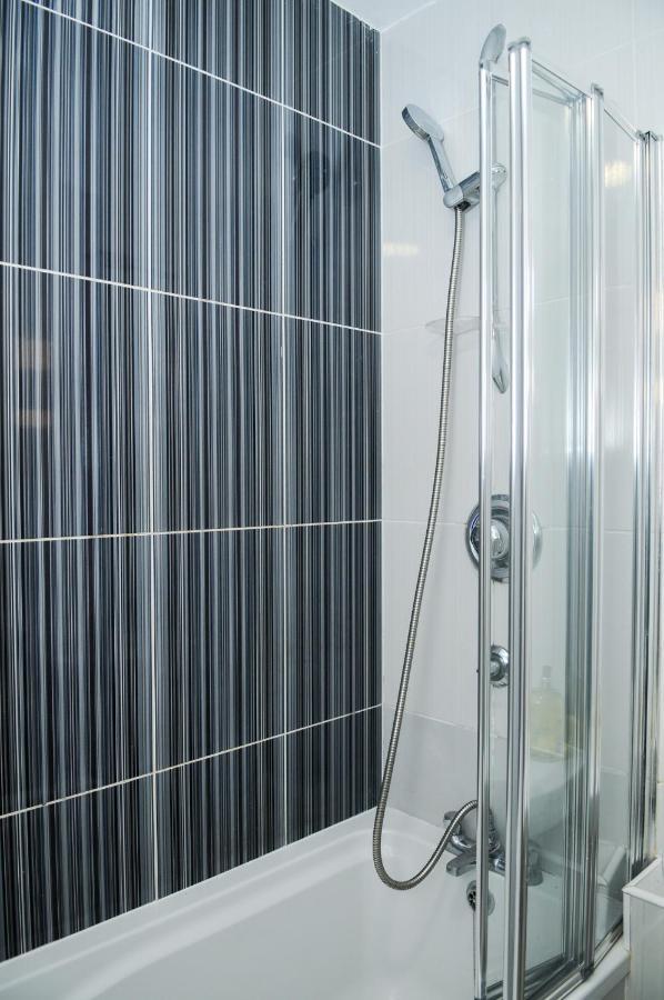 Greater London, 1 Bed London Flat, Parking, Nr Metro Stations, 15Mins To London Apartment Exterior photo